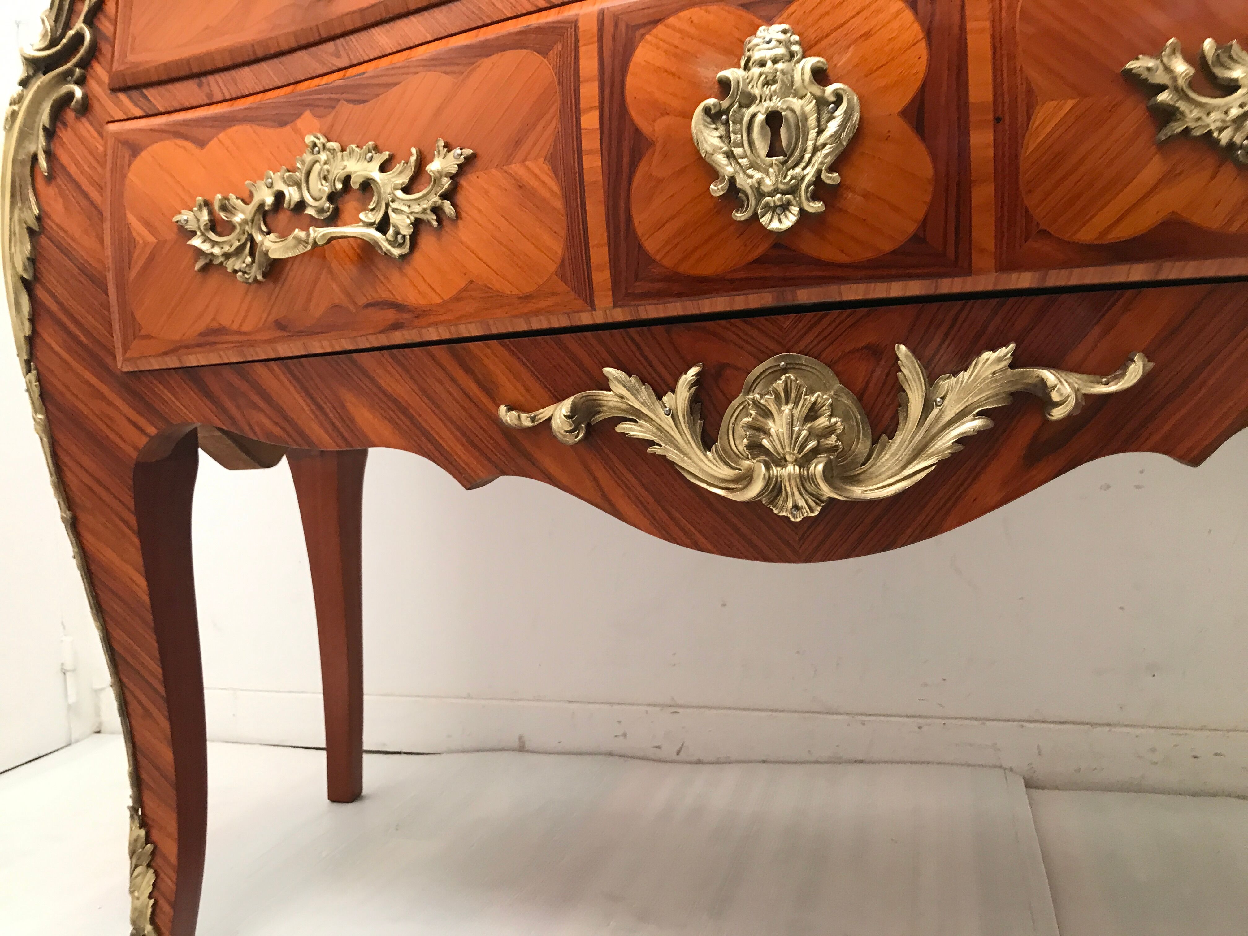 Commode de style Louis XV en placage d'acajou et bois de rose XX siècle