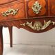 Commode de style Louis XV en placage d'acajou et bois de rose XX siècle