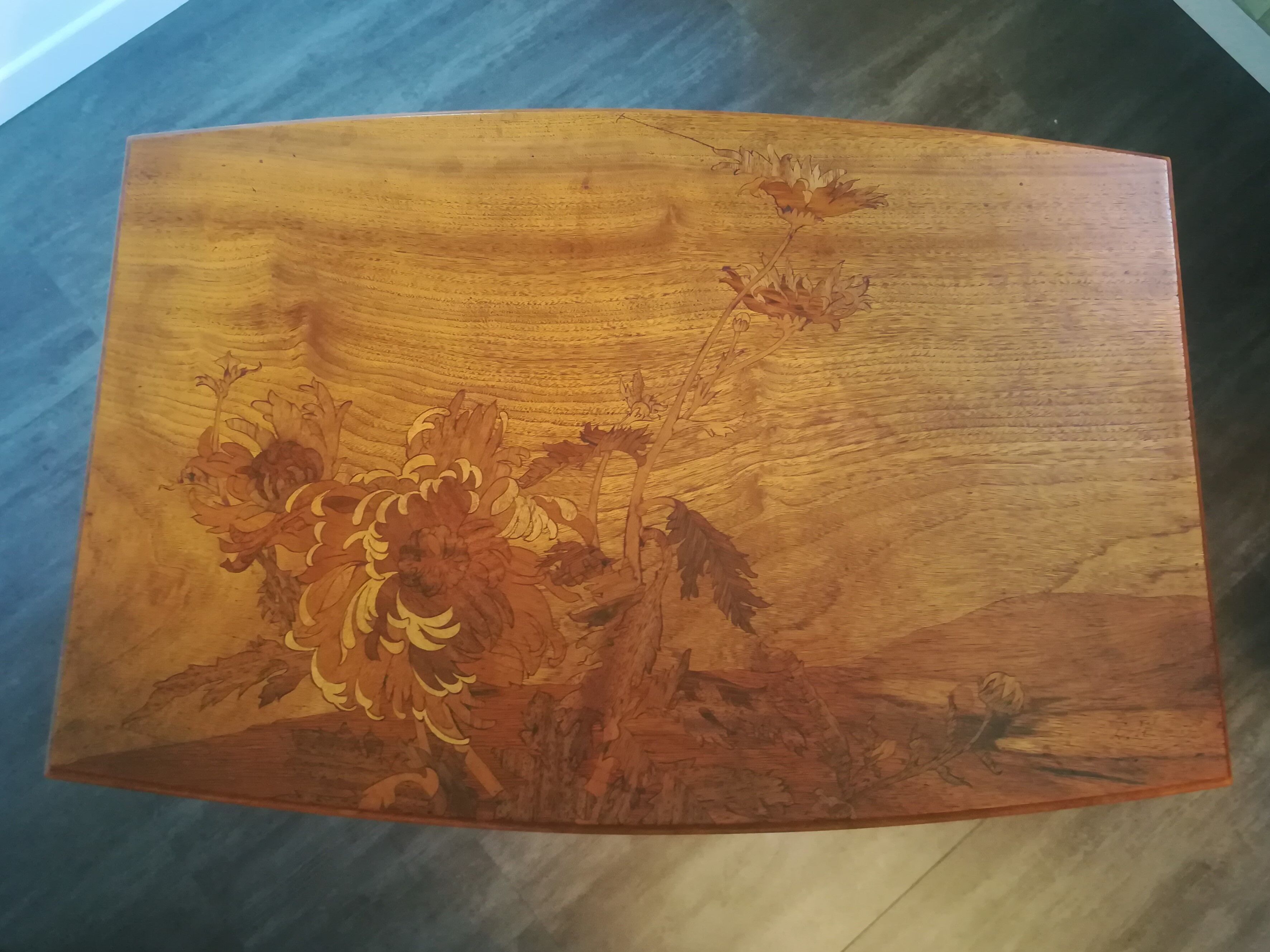 Table de salon signée Majorelle en marqueterie