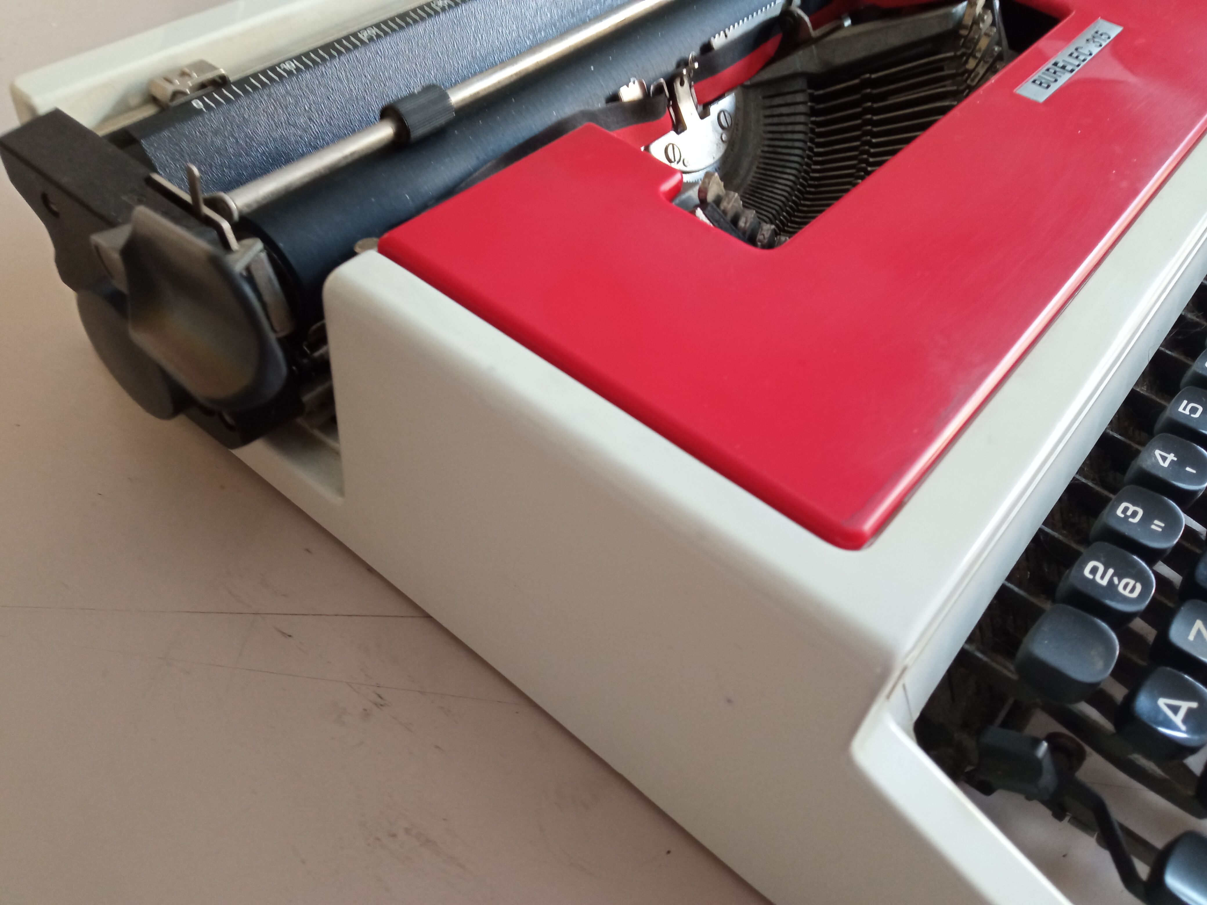 Typewriter "Burelec 315" made in Spain in red and white metal.