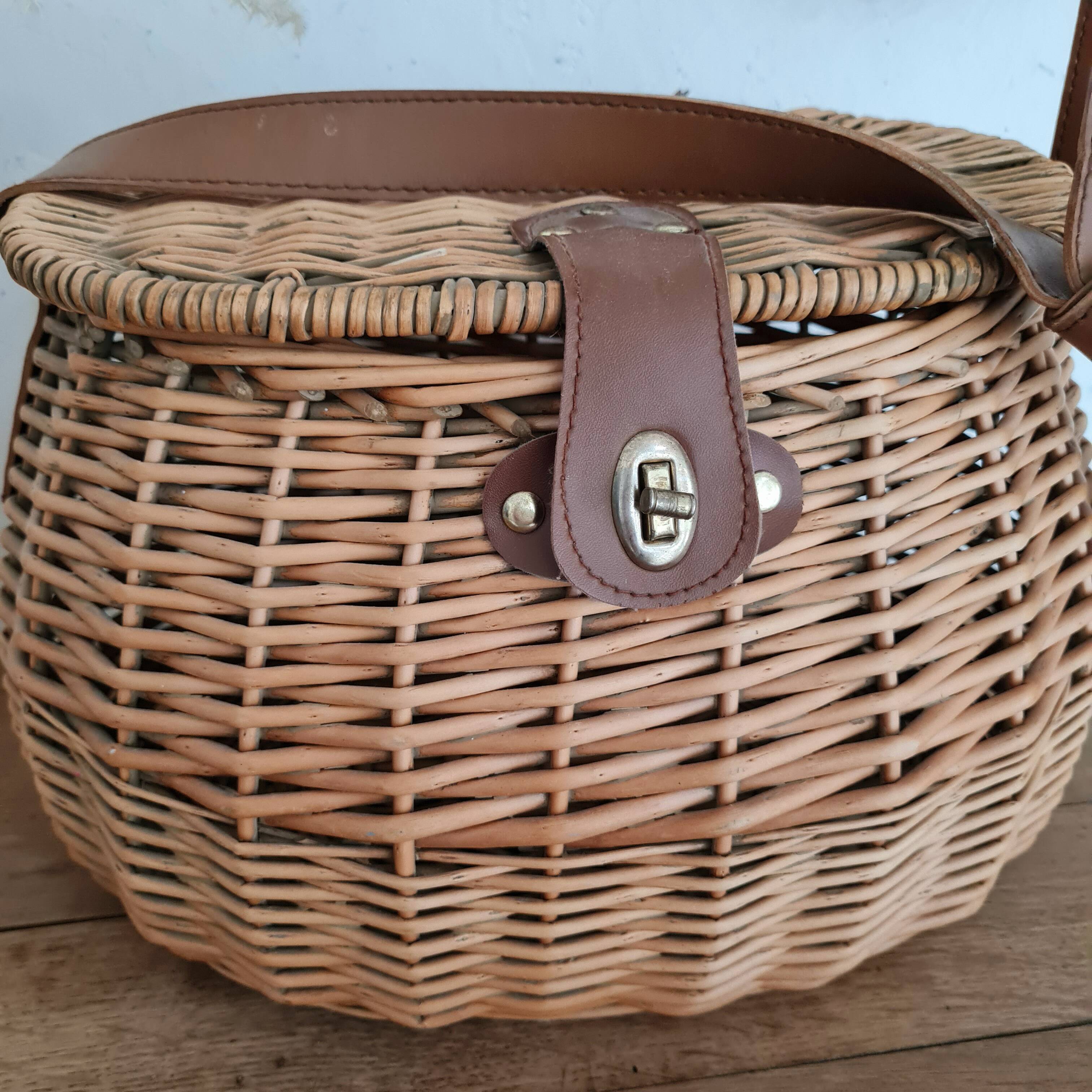 Rattan fisherman's basket or bag