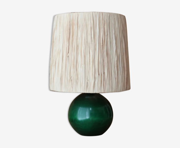 Lampe " boule " en bois teinté vert abat jour en raphia, années 70