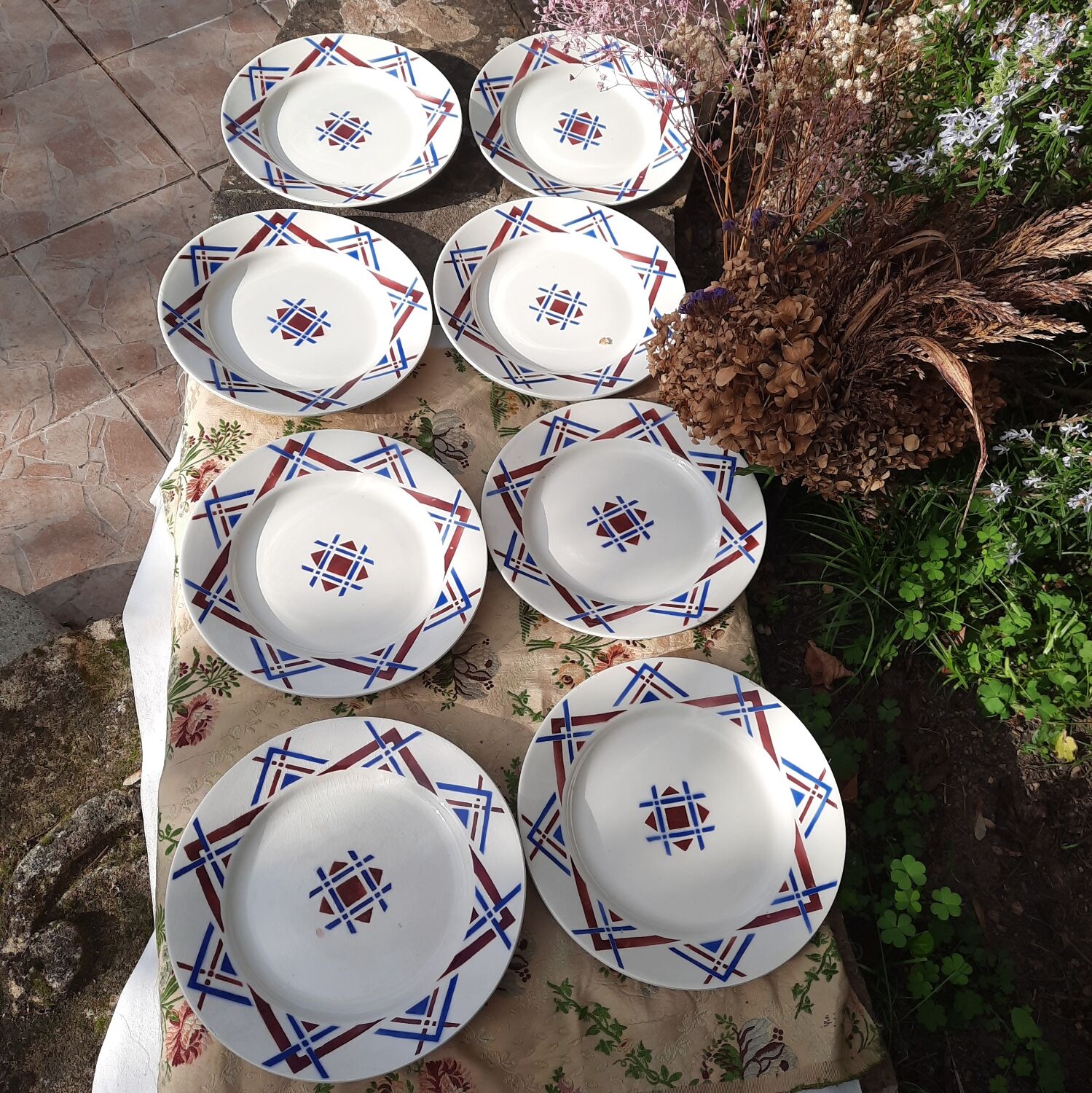 8 flat plates of Moulin des Loups