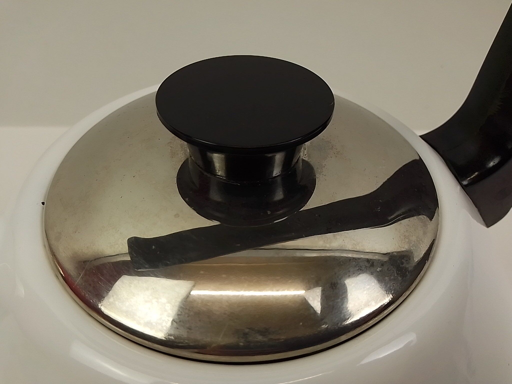 Enamelled kettle white border red and black