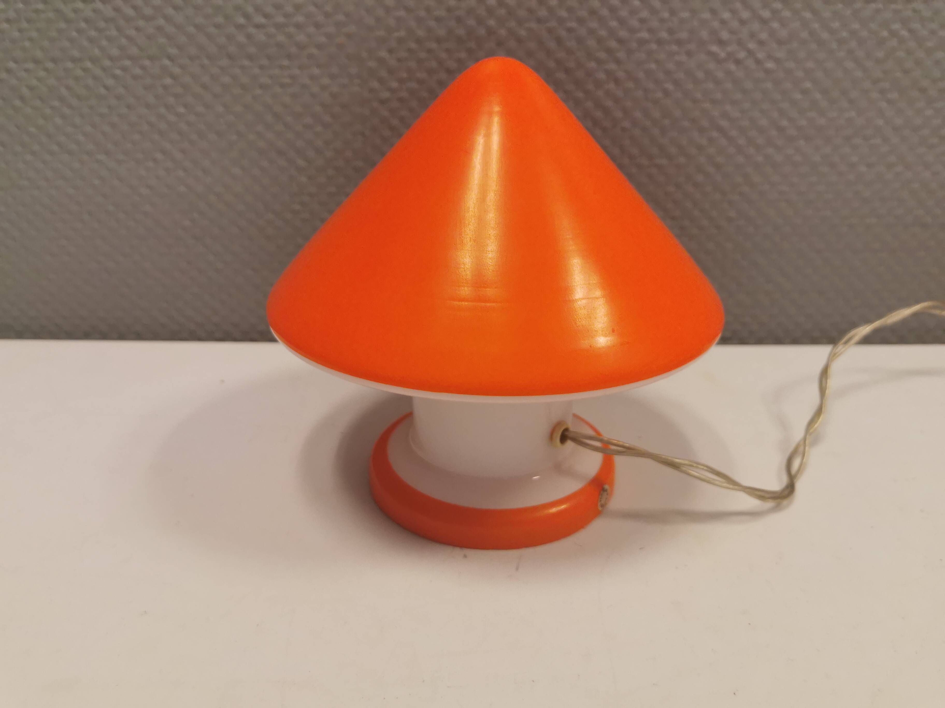 Beautiful Swedish mushroom-shaped table lamps in red and white glass. Estimated 1970s.