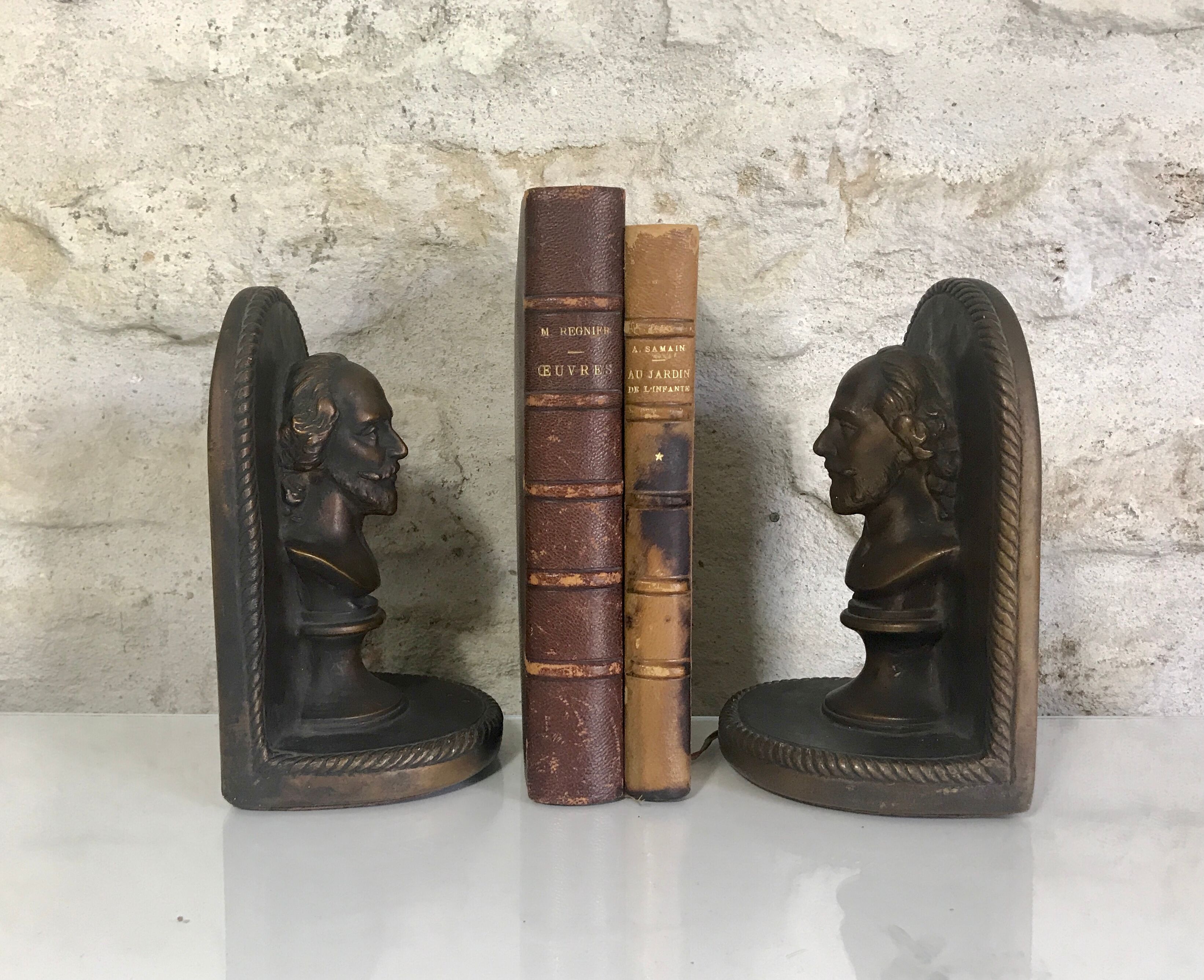 Antique bookends, Bust figure in bronze patinated plaster. 19 x 13 cm
