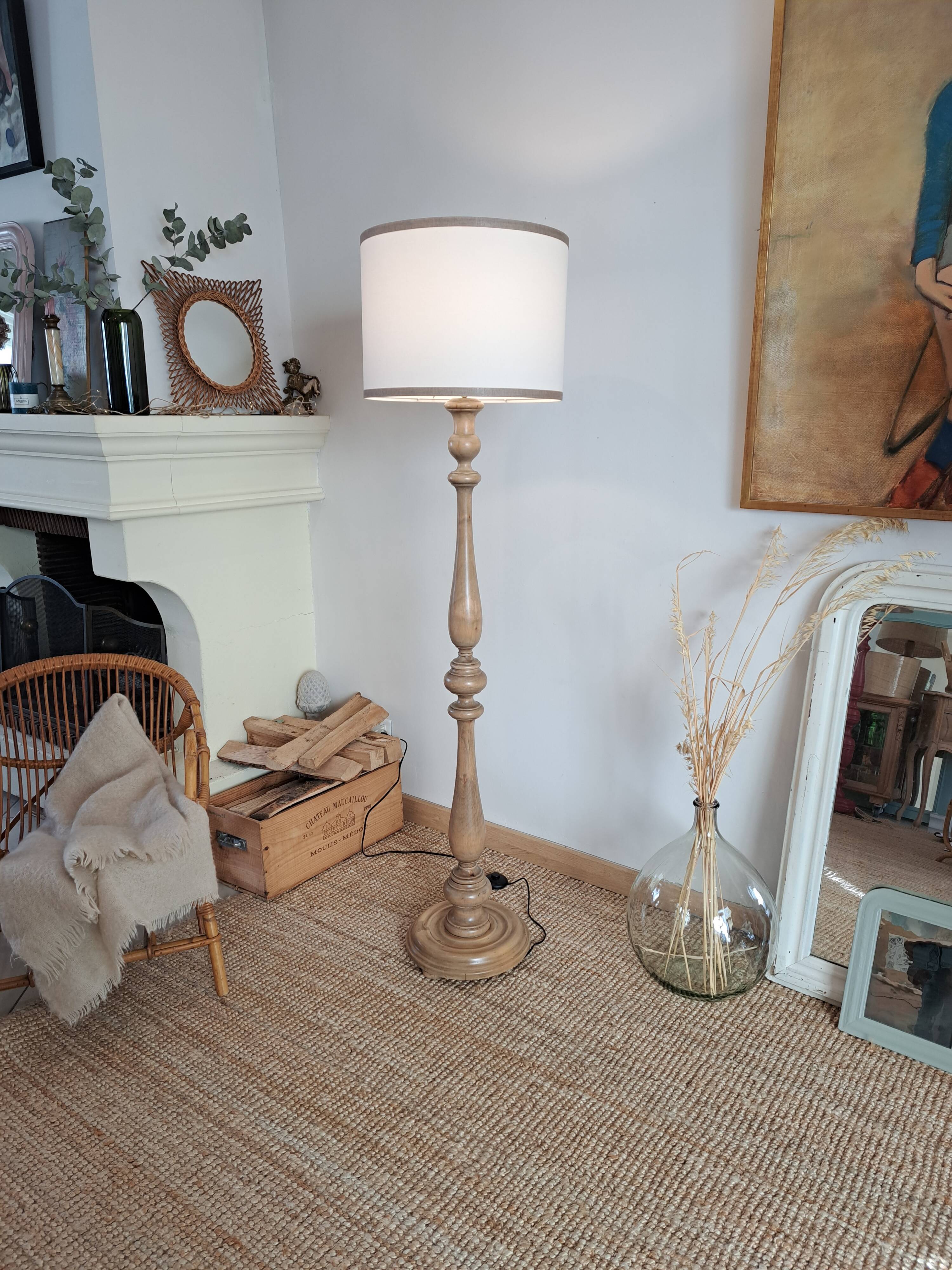 Vintage floor lamp in turned wood with an aged effect.
