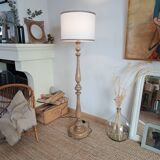 Vintage floor lamp in turned wood with aged effect.