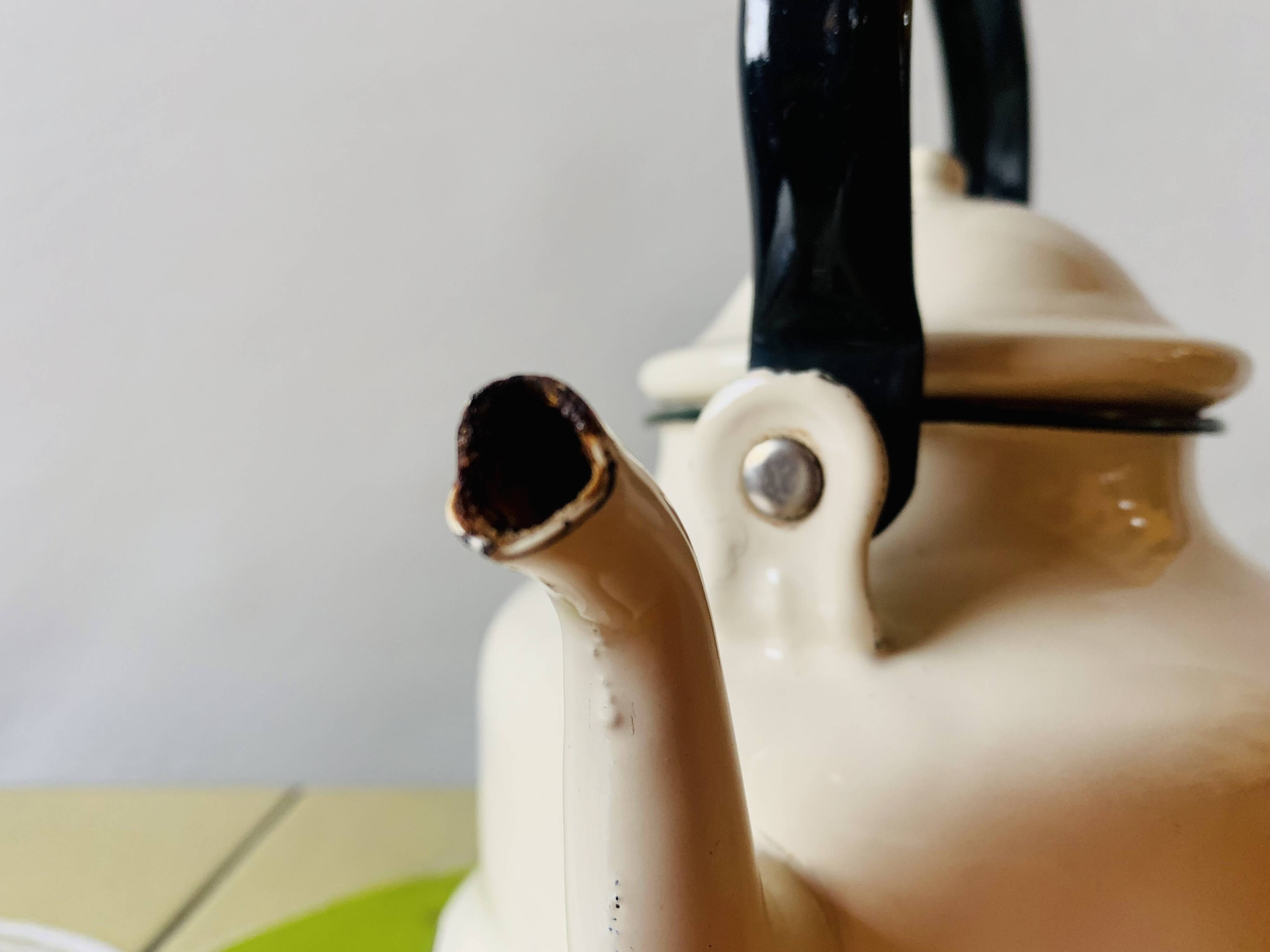 Vintage enameled sheet metal kettle - rooster decor