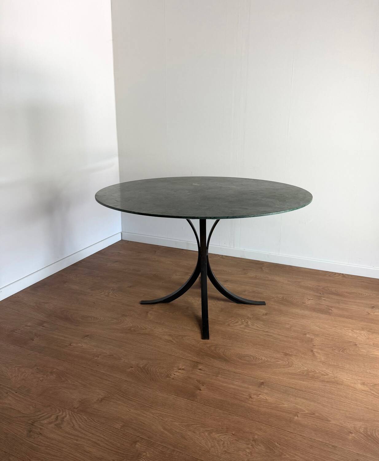 Round dining table – green marble & wrought iron