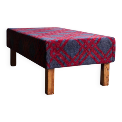Grand banc capitonné en laine tartan rouge et grise avec structure en bois