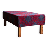 Grand banc capitonné en laine tartan rouge et grise avec structure en bois