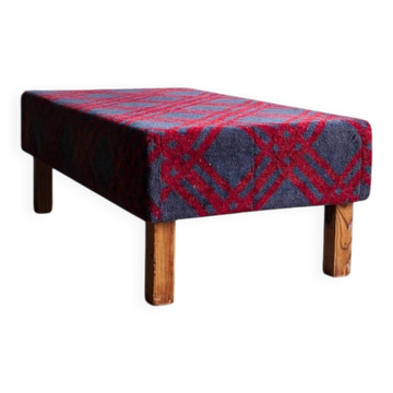 Banc rembourré en tartan rouge et gris en laine avec cadre en bois