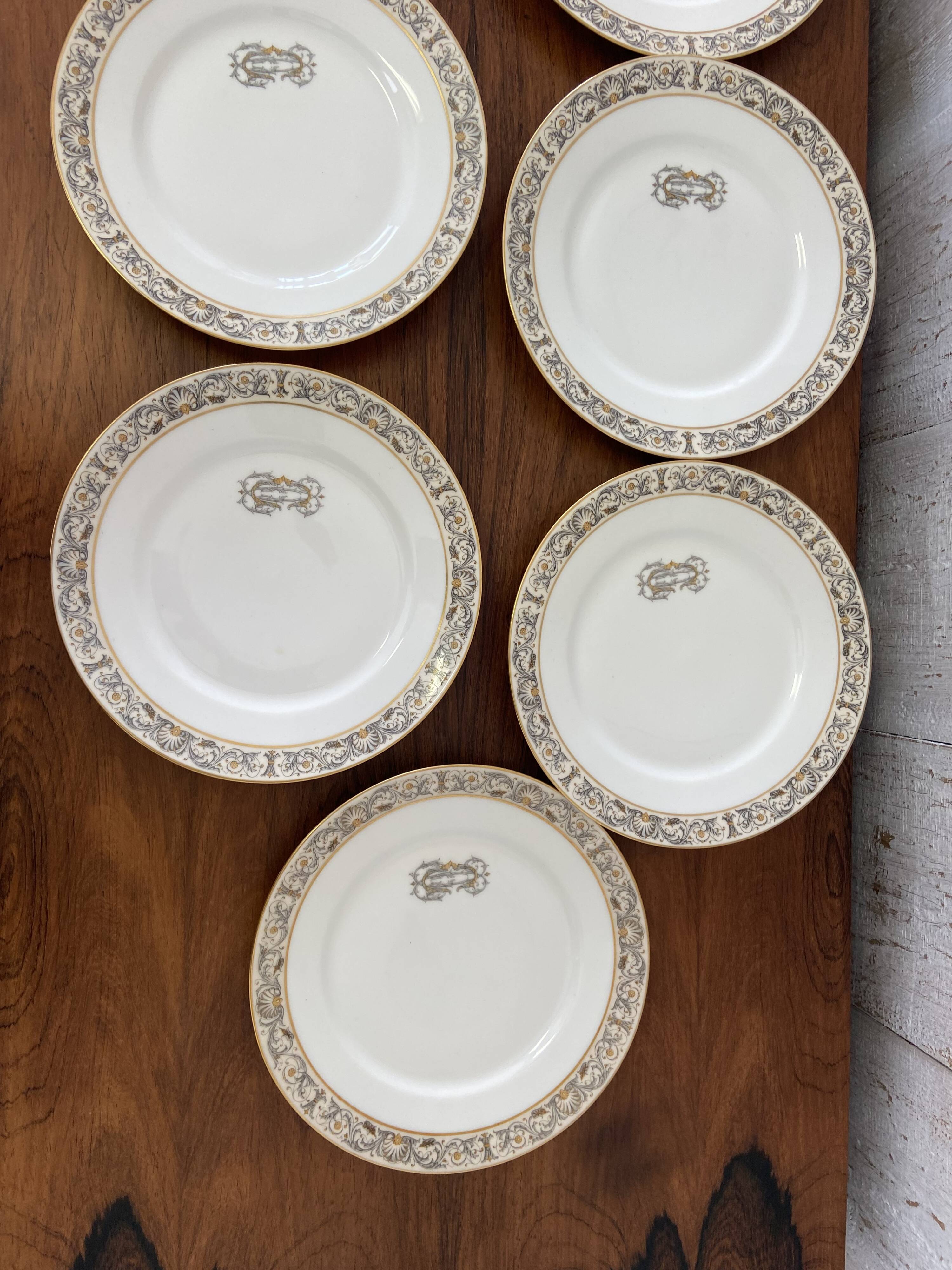 12 porcelain plates, 22cm diameter