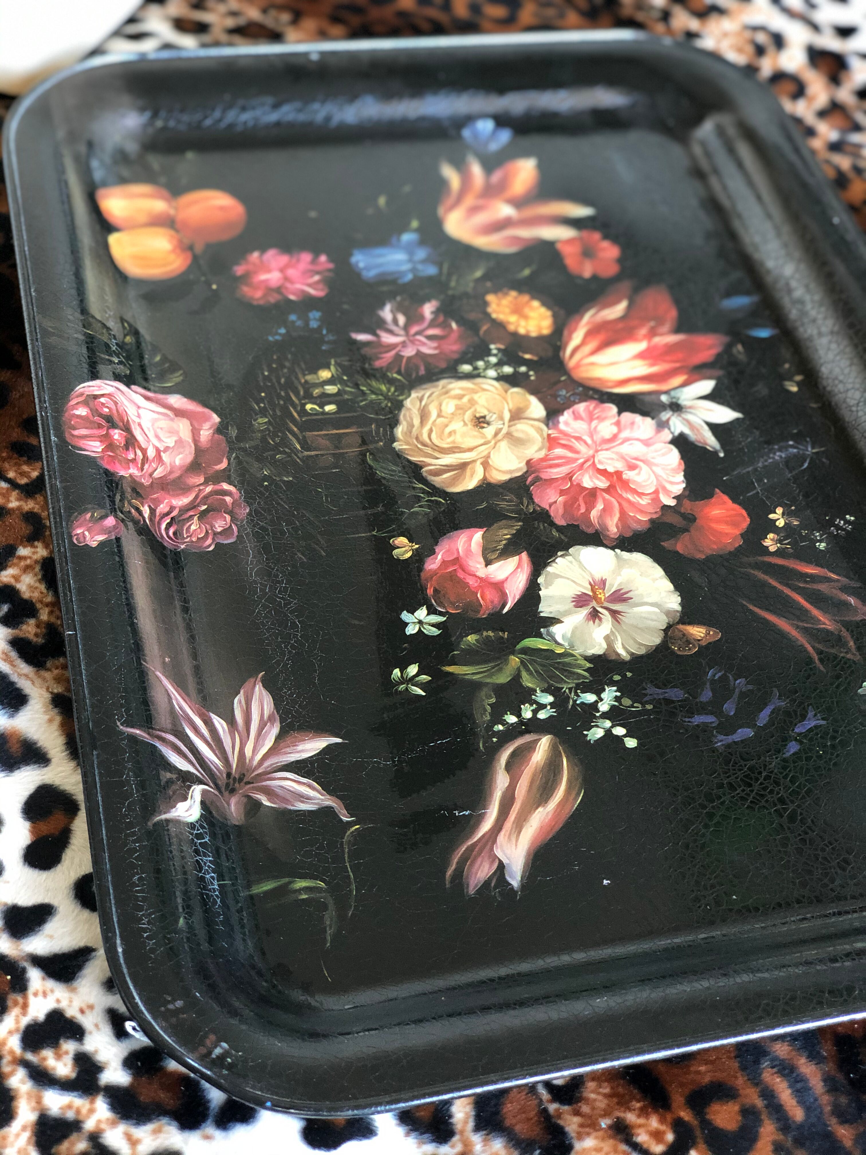 Black tray with floral motifs