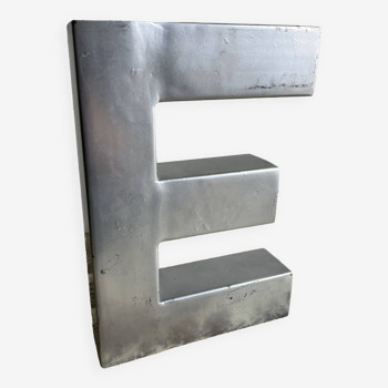 Lettre d’enseigne E en métal