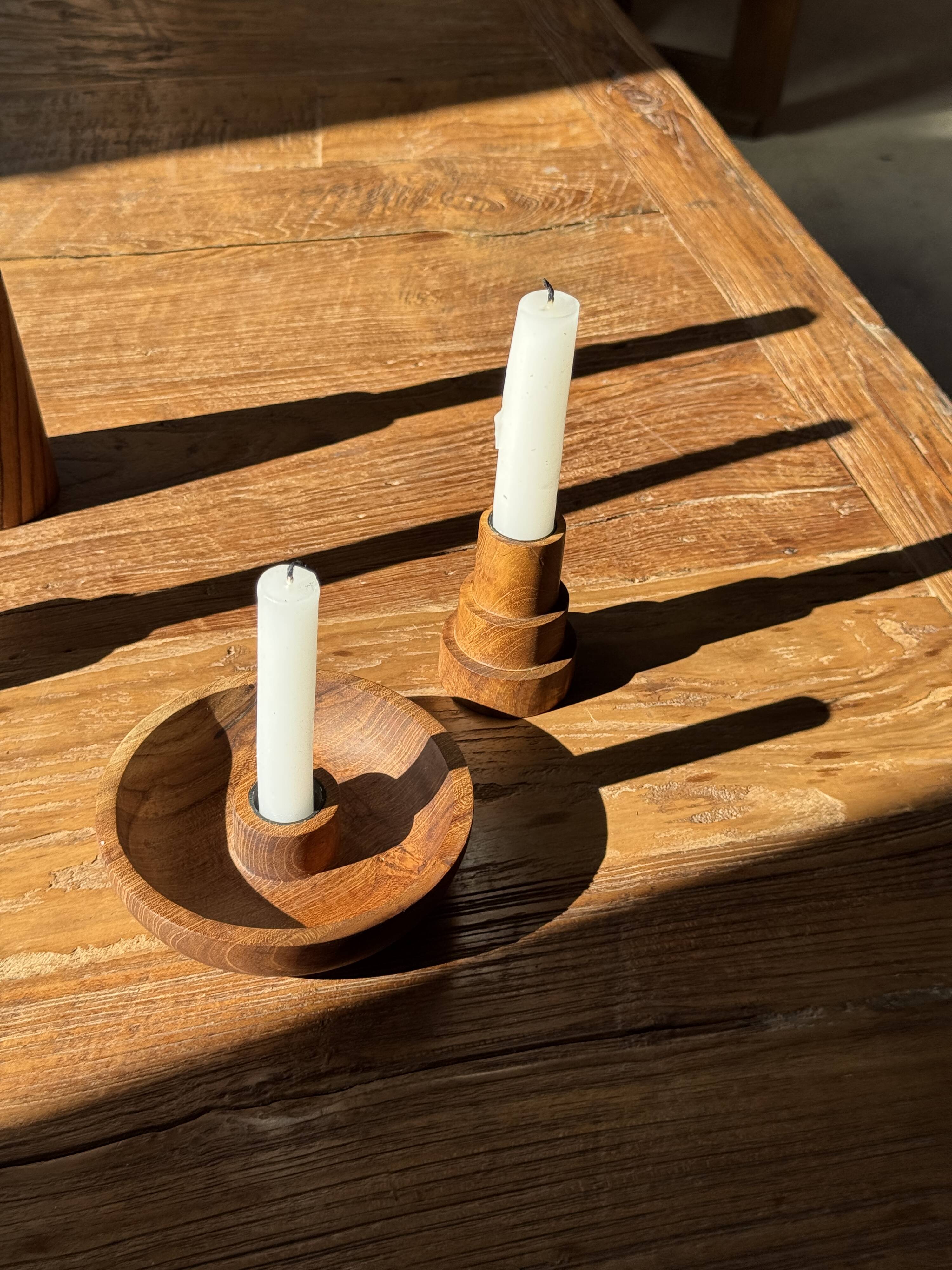 Pyramidal circular teak monoxyle candlestick H7 D5