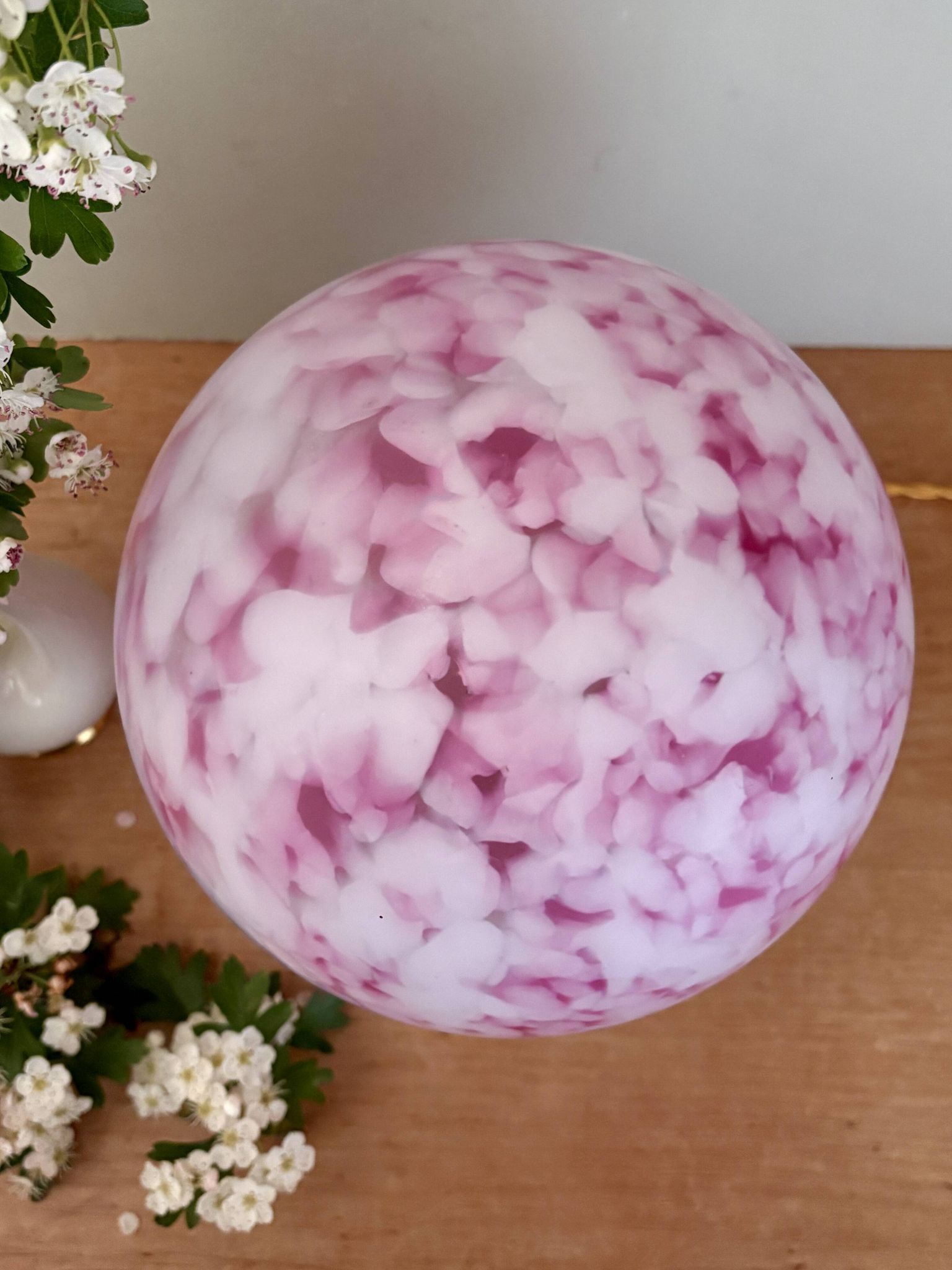Lampe à poser globe vintage en verre rose et blanc