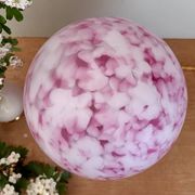 Lampe à poser globe vintage en verre rose et blanc