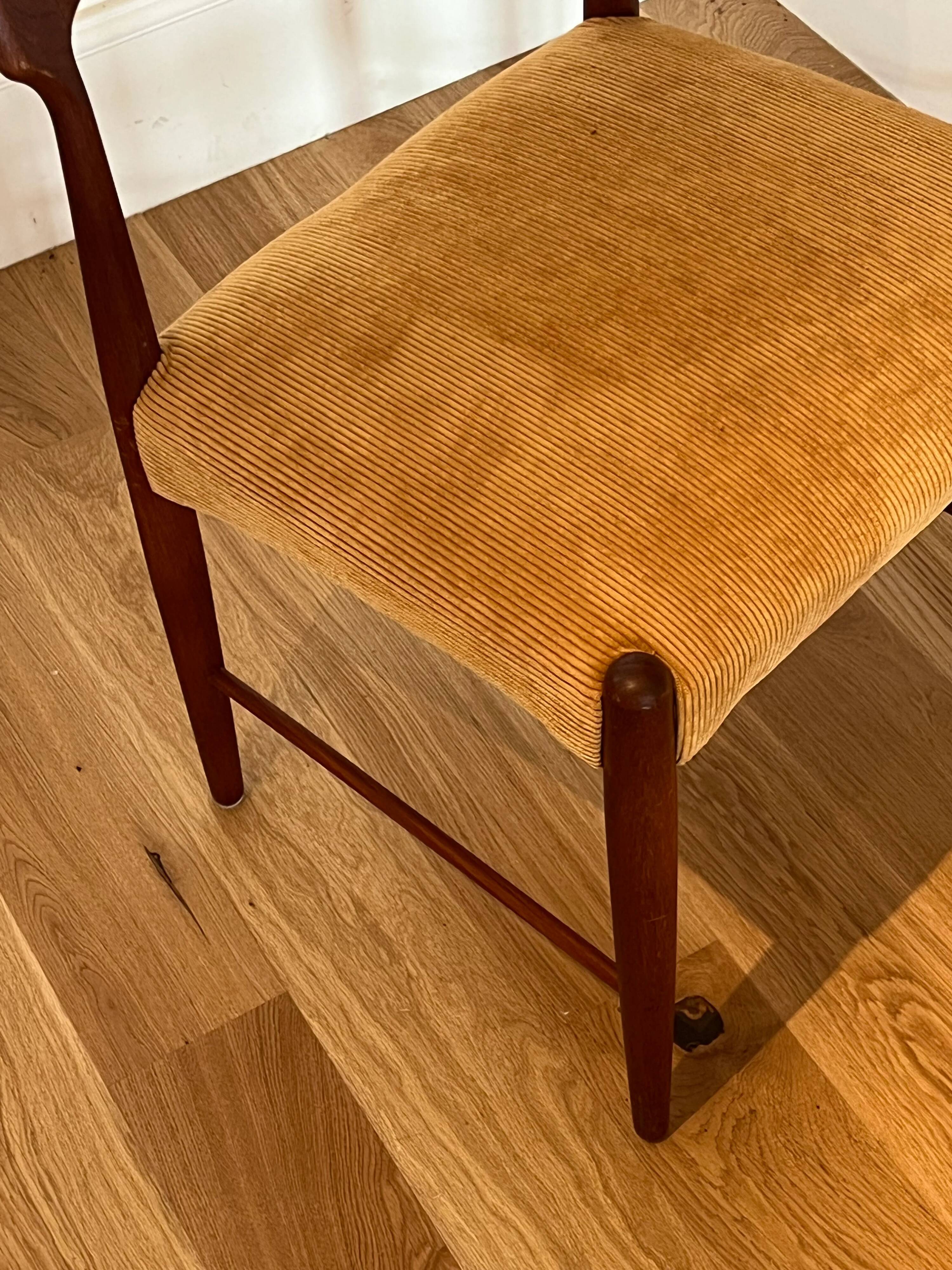 Chaise scandinave en teck « Alfhild » – Velours côtelé miel