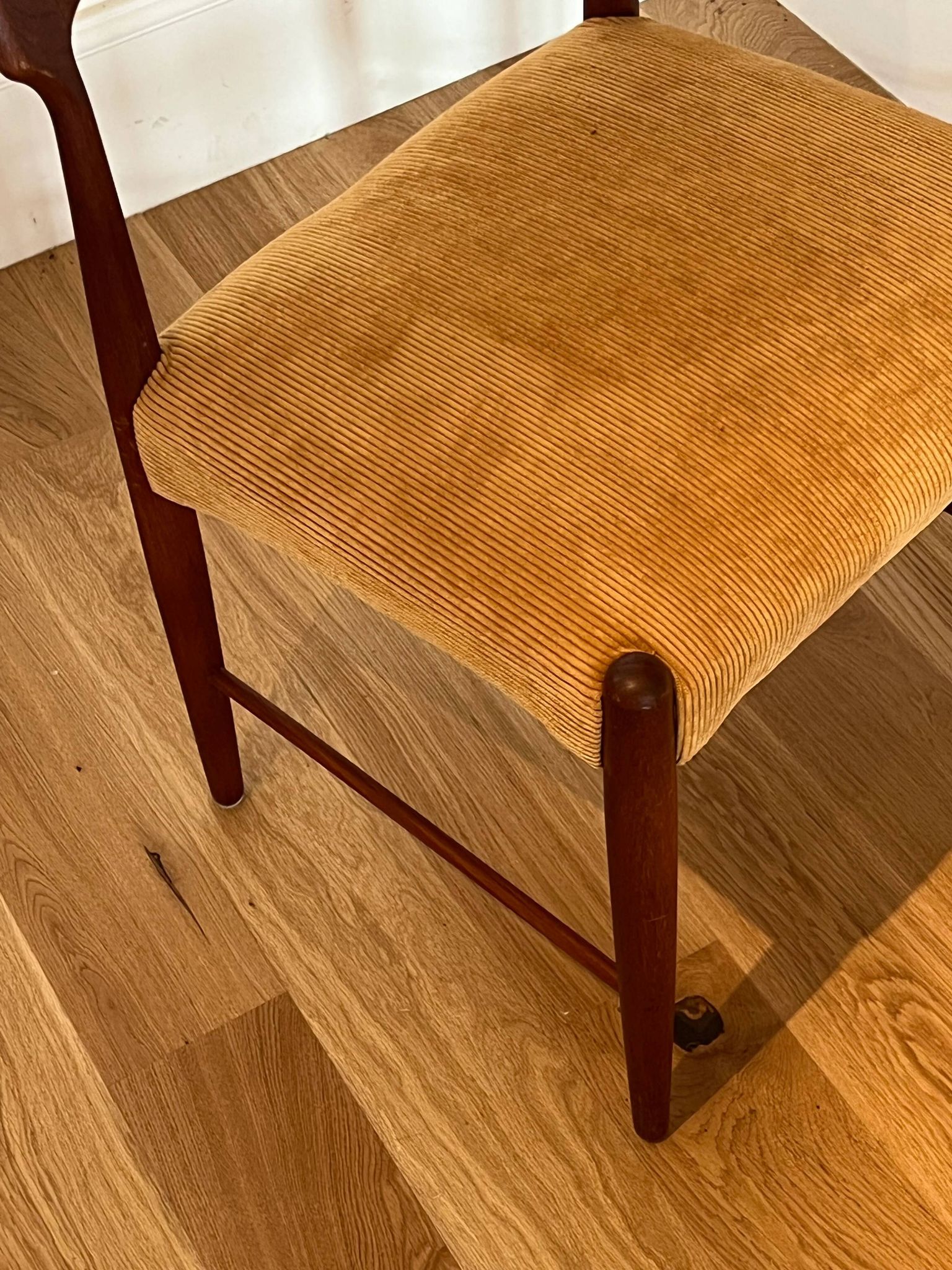 Scandinavian teak chair "Alfhild" – Honey corduroy