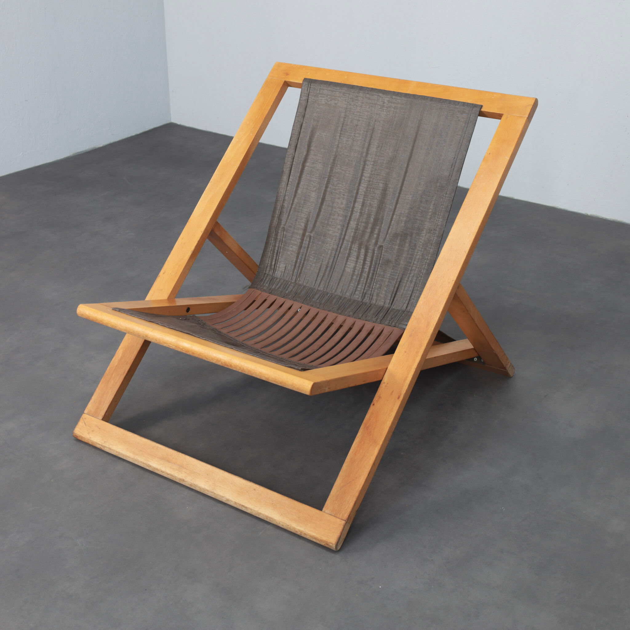Modernist folding lounge chair with wooden frame, 1970s
