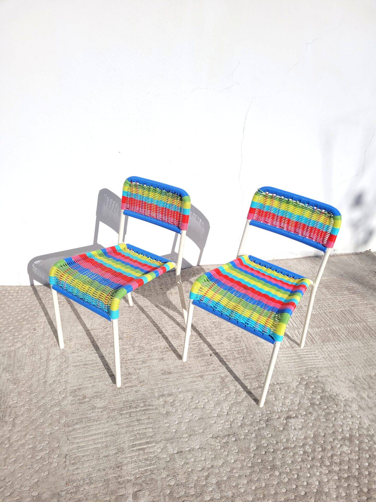Pair of children's chairs with Ikea Fargglad scoubidou pattern