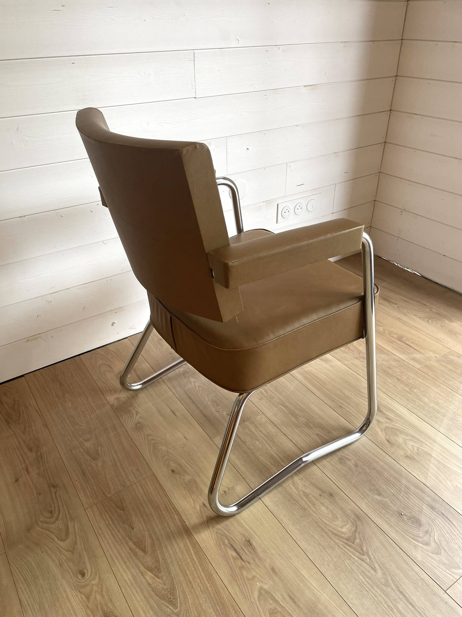 Vintage Office Chair from the 70s – Chrome Metal & Camel Faux Leather (Bauhaus Style)
