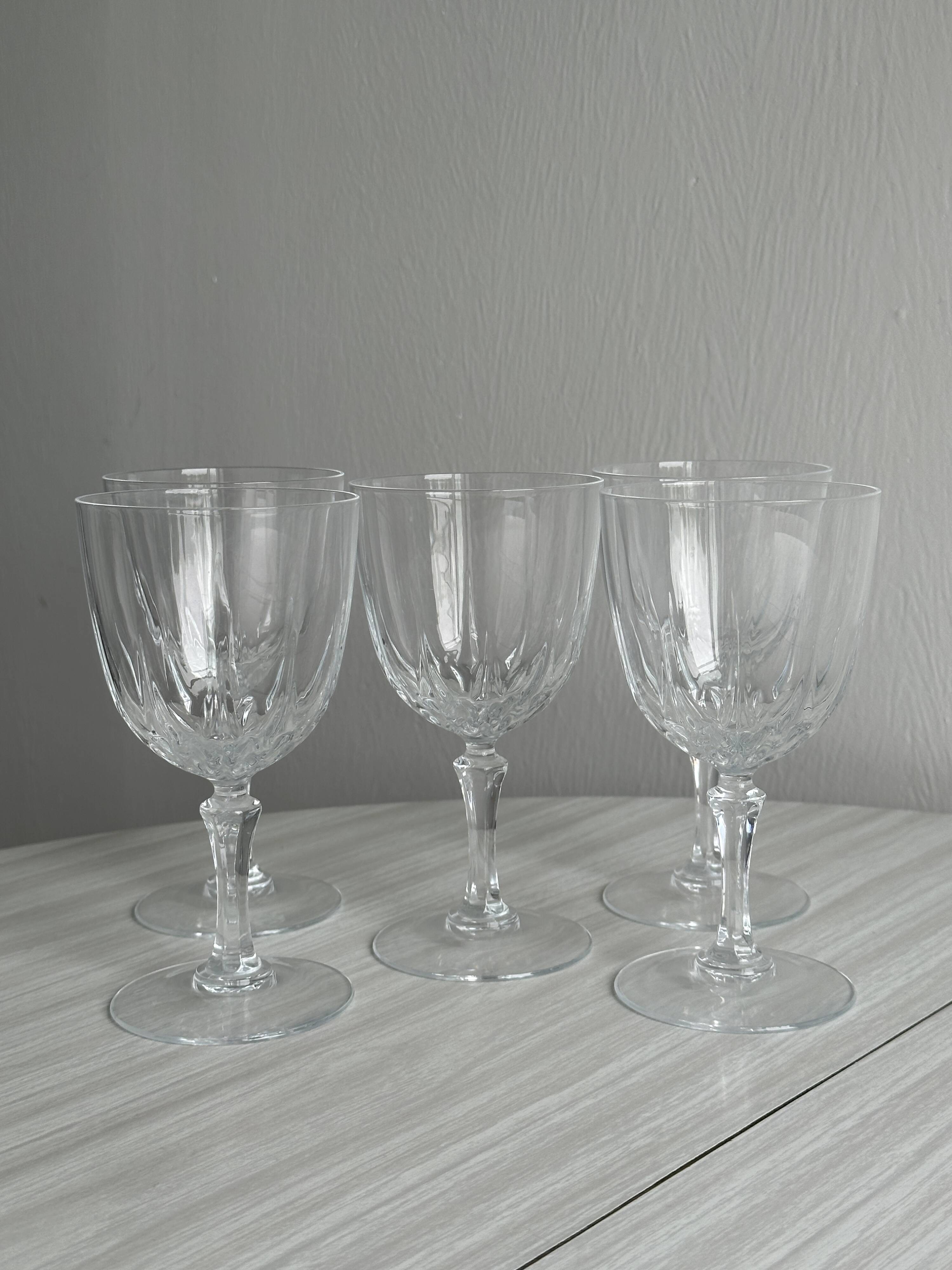 5 grands verres à vin / eau en cristal.