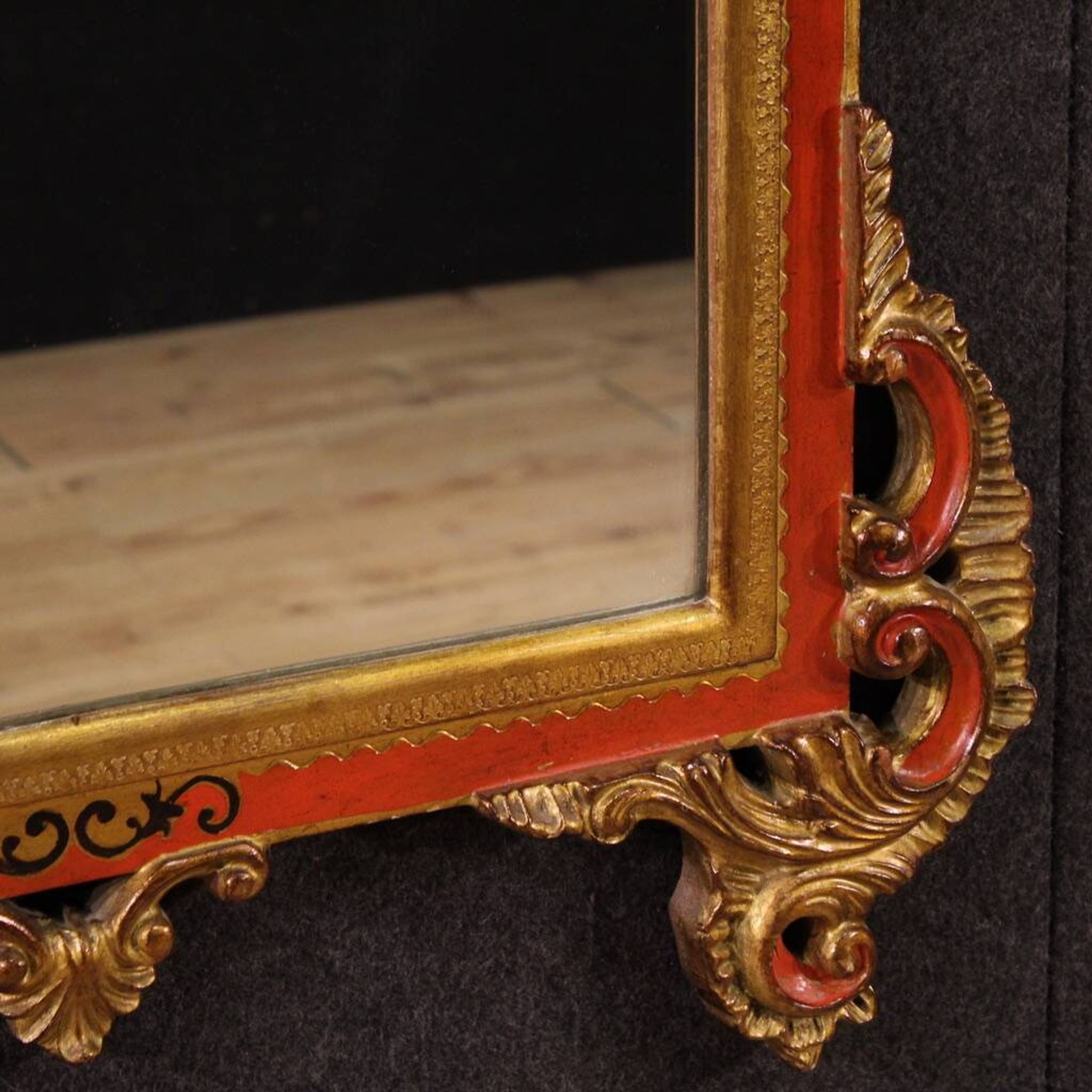 Miroir toscan laqué et doré du XXe siècle