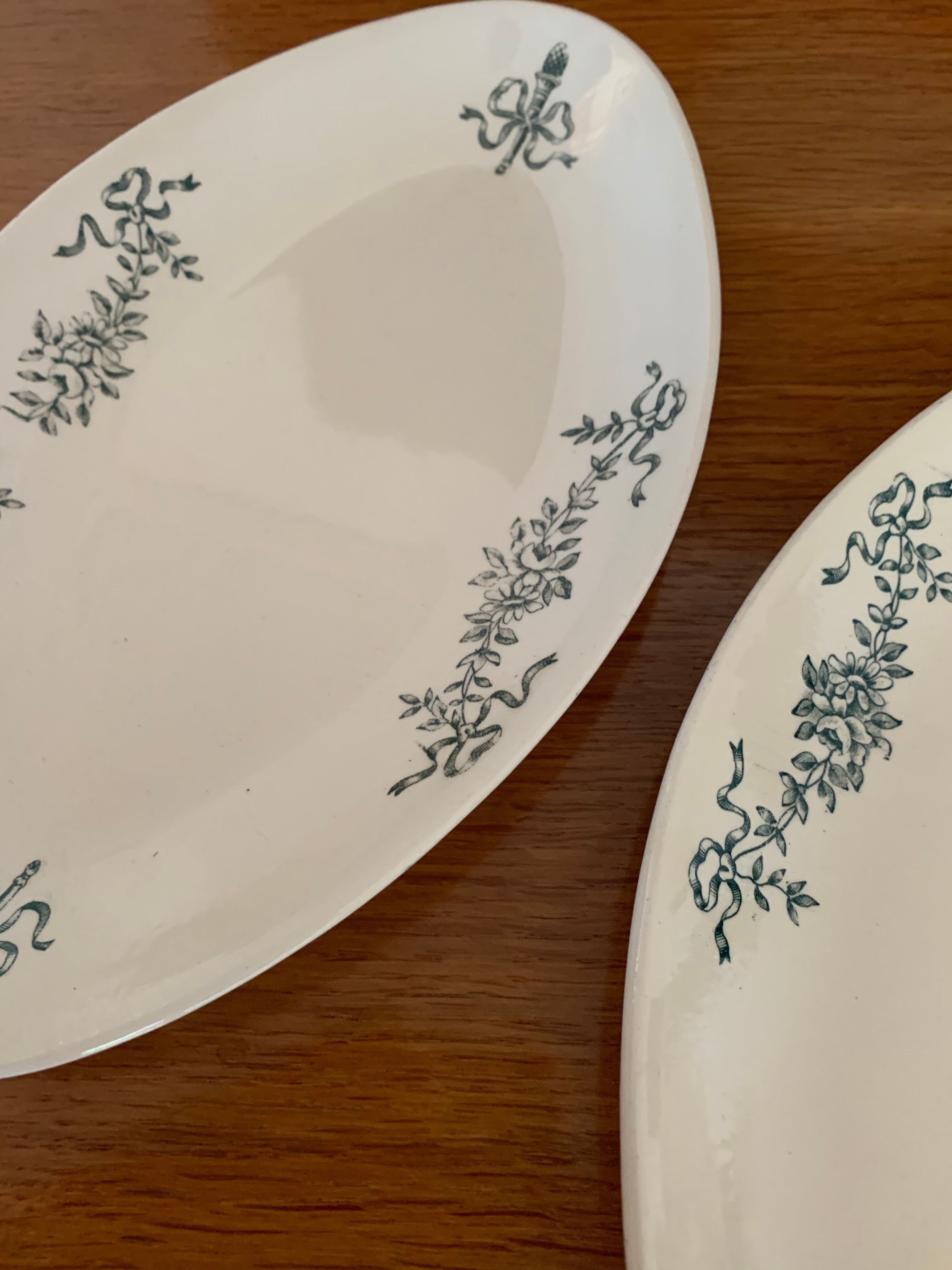 2 iron earthenware dishes