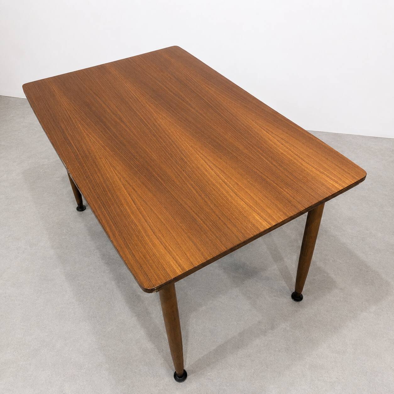 Vintage extendable dining table from the 1960s.
