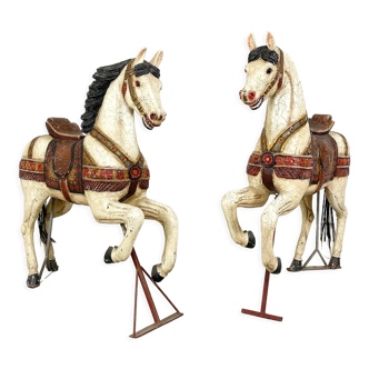 Ensemble de deux chevaux de carrousel en bois