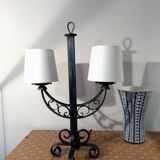 Lampe à poser, fer forgé patiné, années 50.