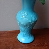 Petit vase en opaline bleue
