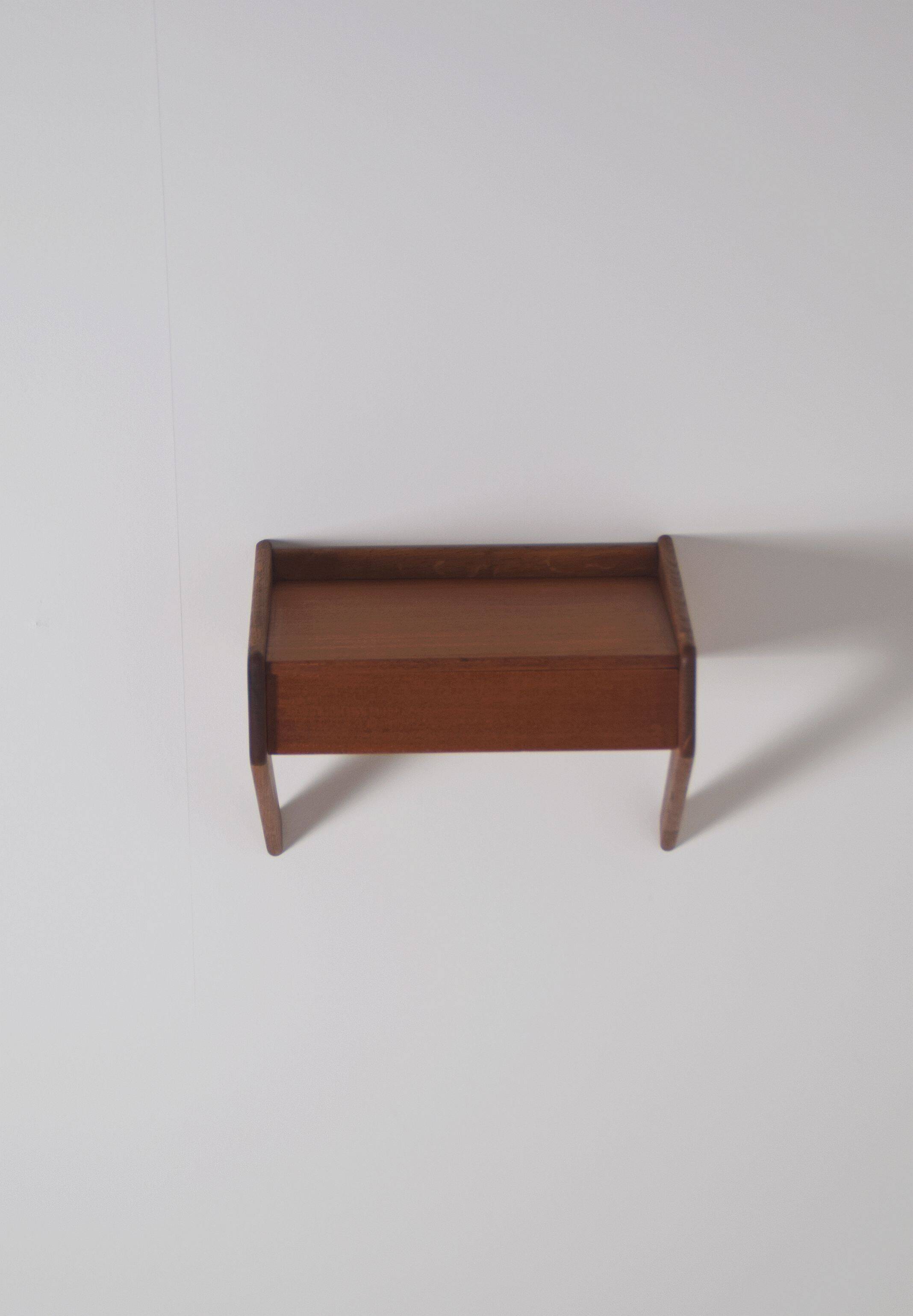Floating bedside table by Sigfred Omann for Ølholm Møbelfabrik, 1960s