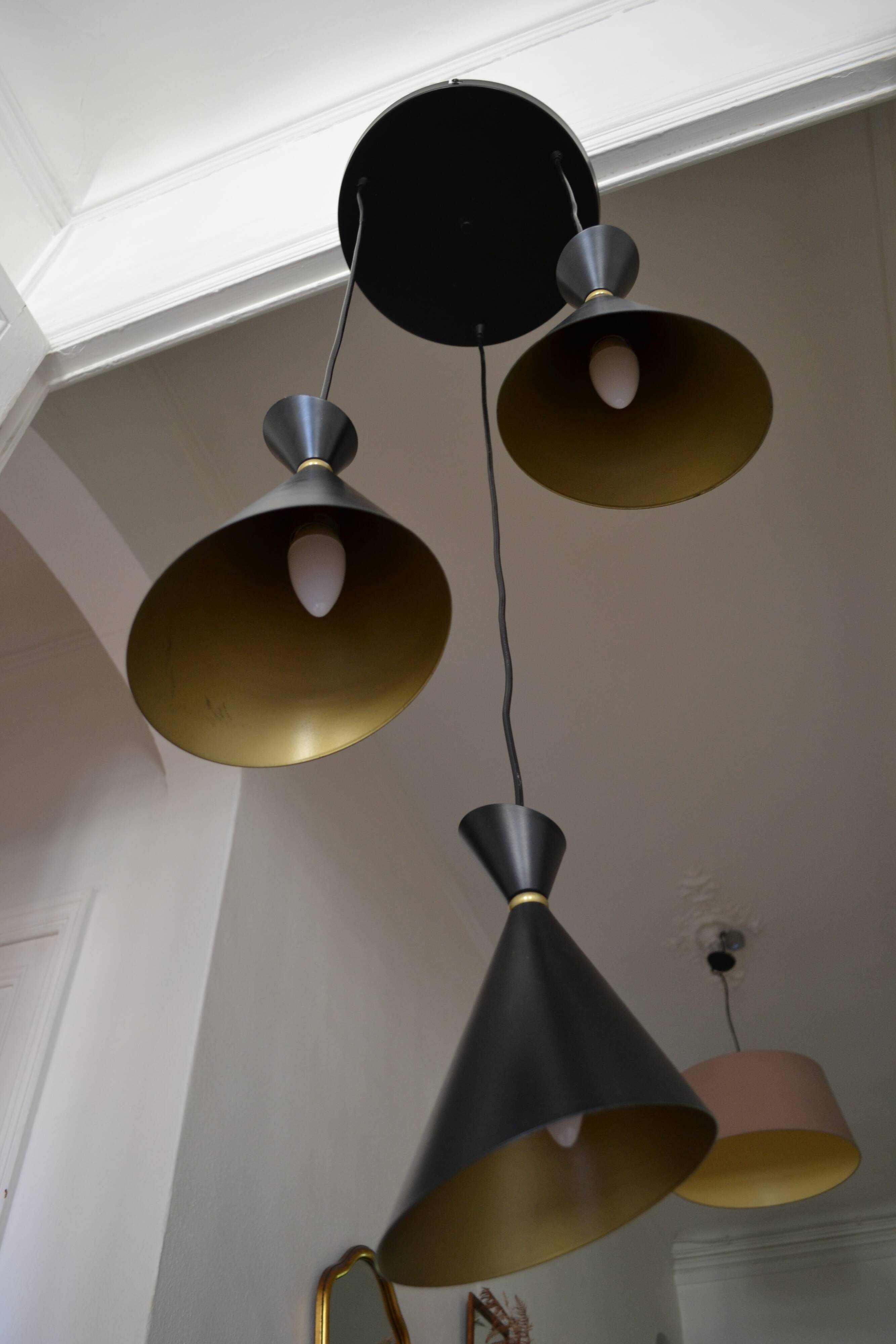 Vintage large chandelier with 3 tulips in black and gold Diabolo.