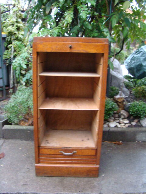 Workbook with curtain in oak