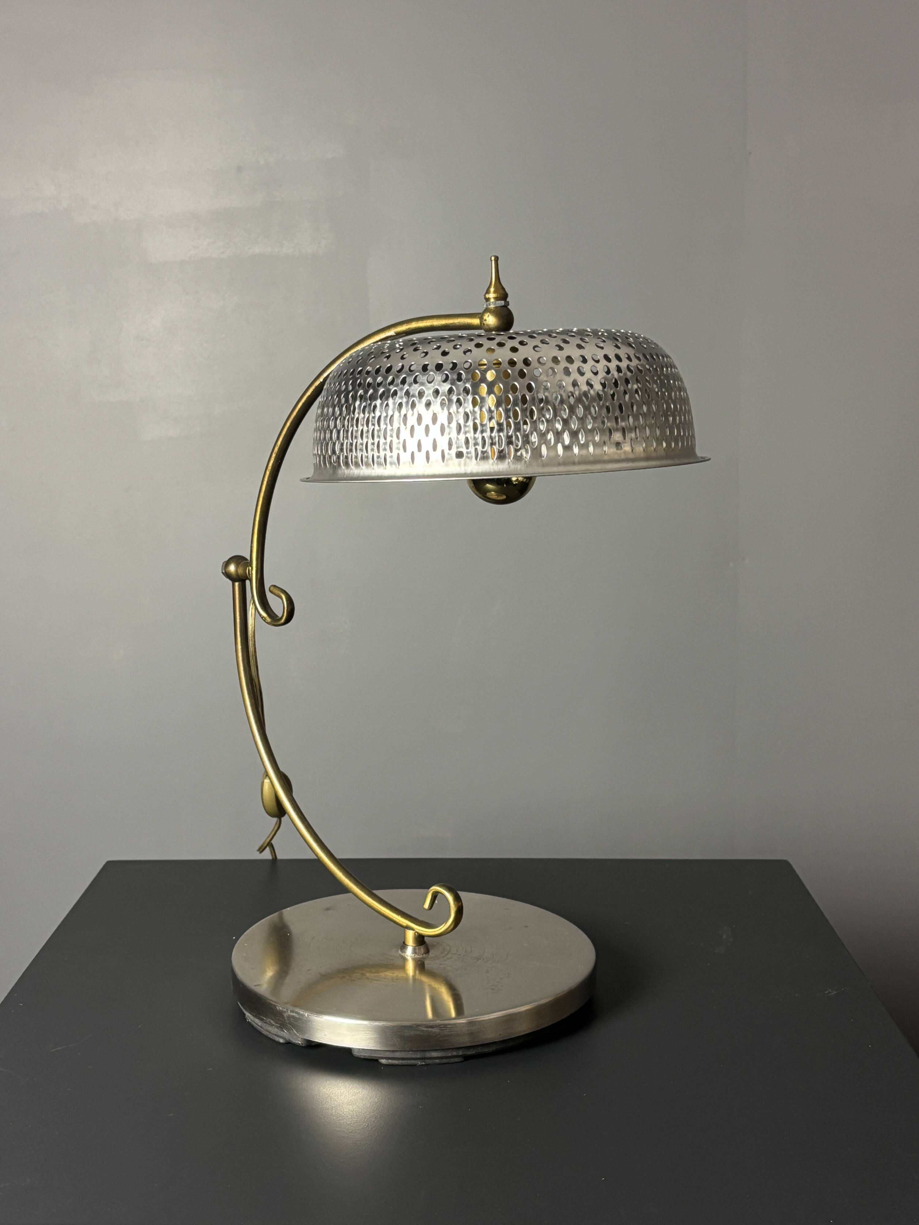 Lampe de table sculpturale ajustable des années 1960 avec abat-jour perforé.