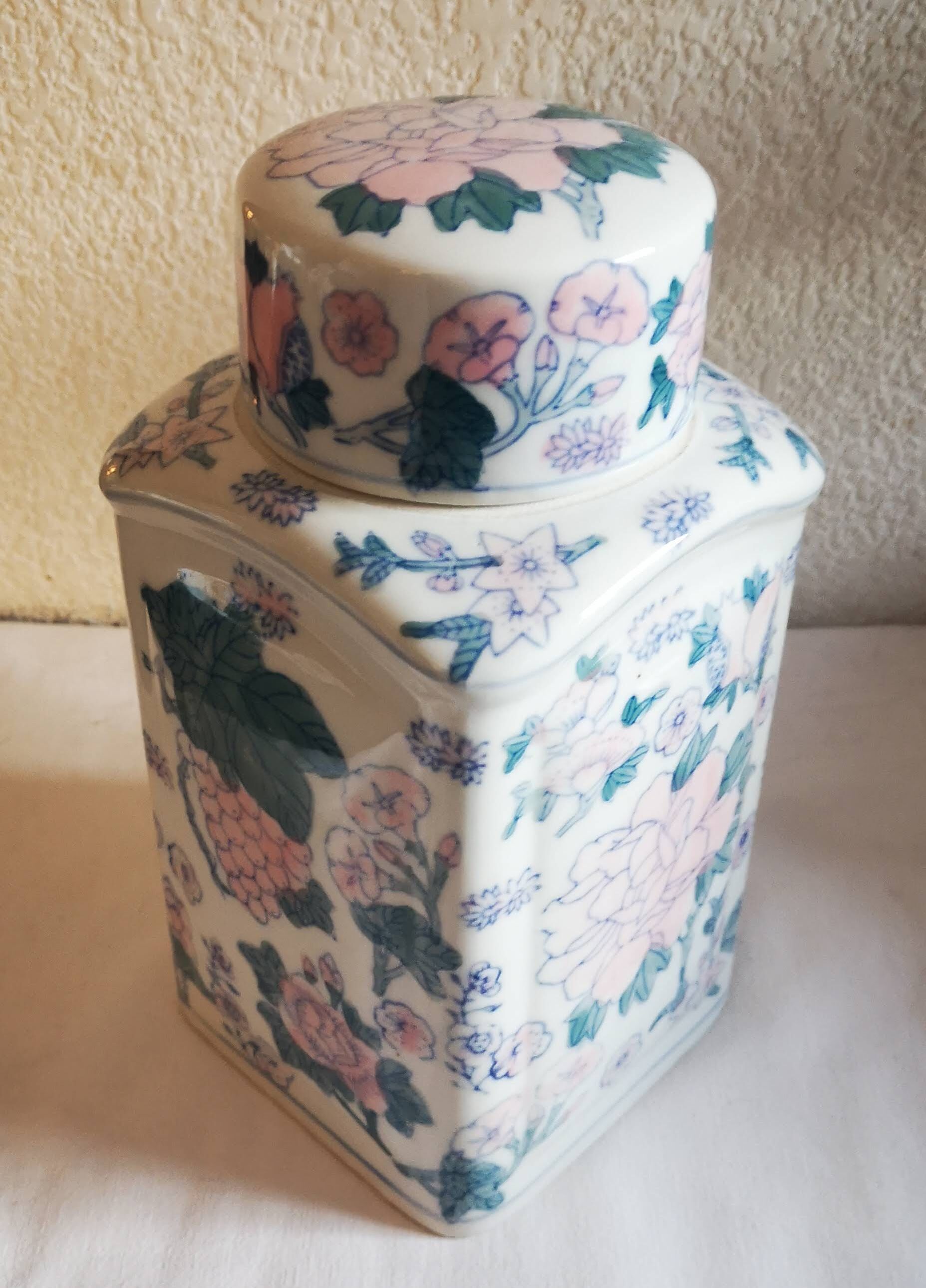 Pharmacy pot in earthenware decoration flowers