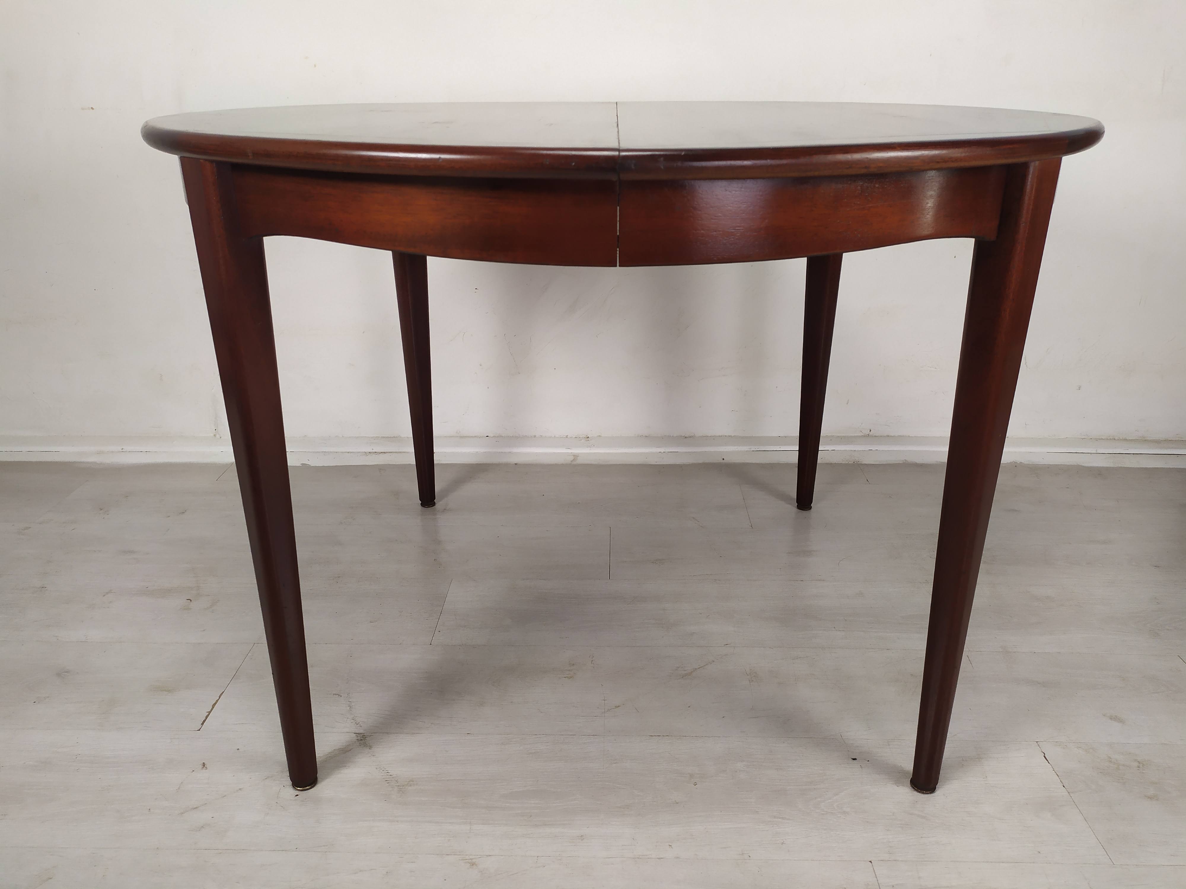 Scandinavian extendable table
