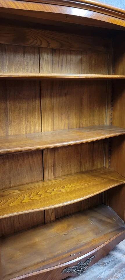 Bibliothéque galbée style Louis XV en bois de rose et marquéterie 1950