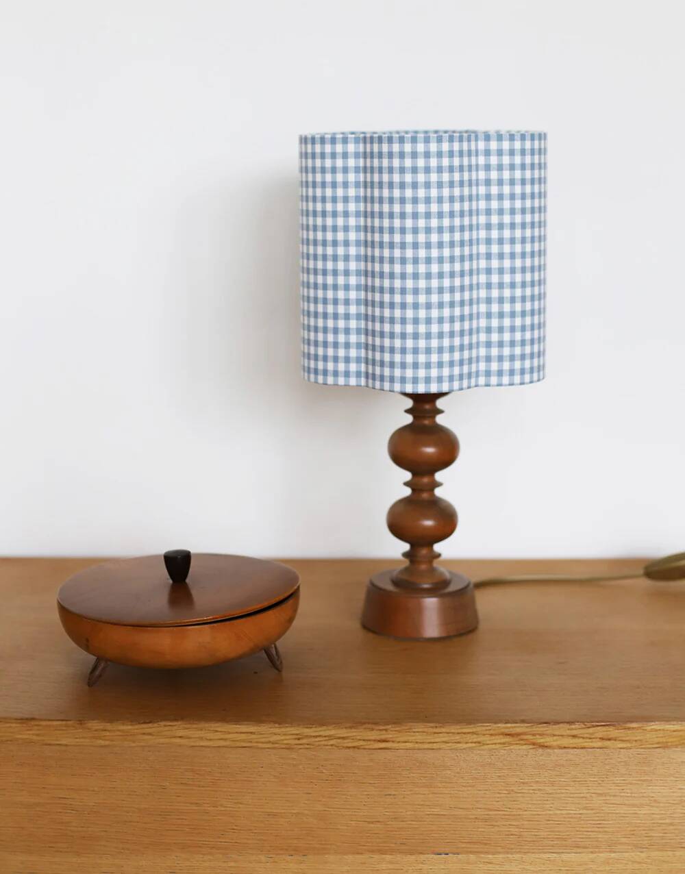 Lampe à poser, pied en bois tourné 1960 et abat-jour vichy bleu ciel