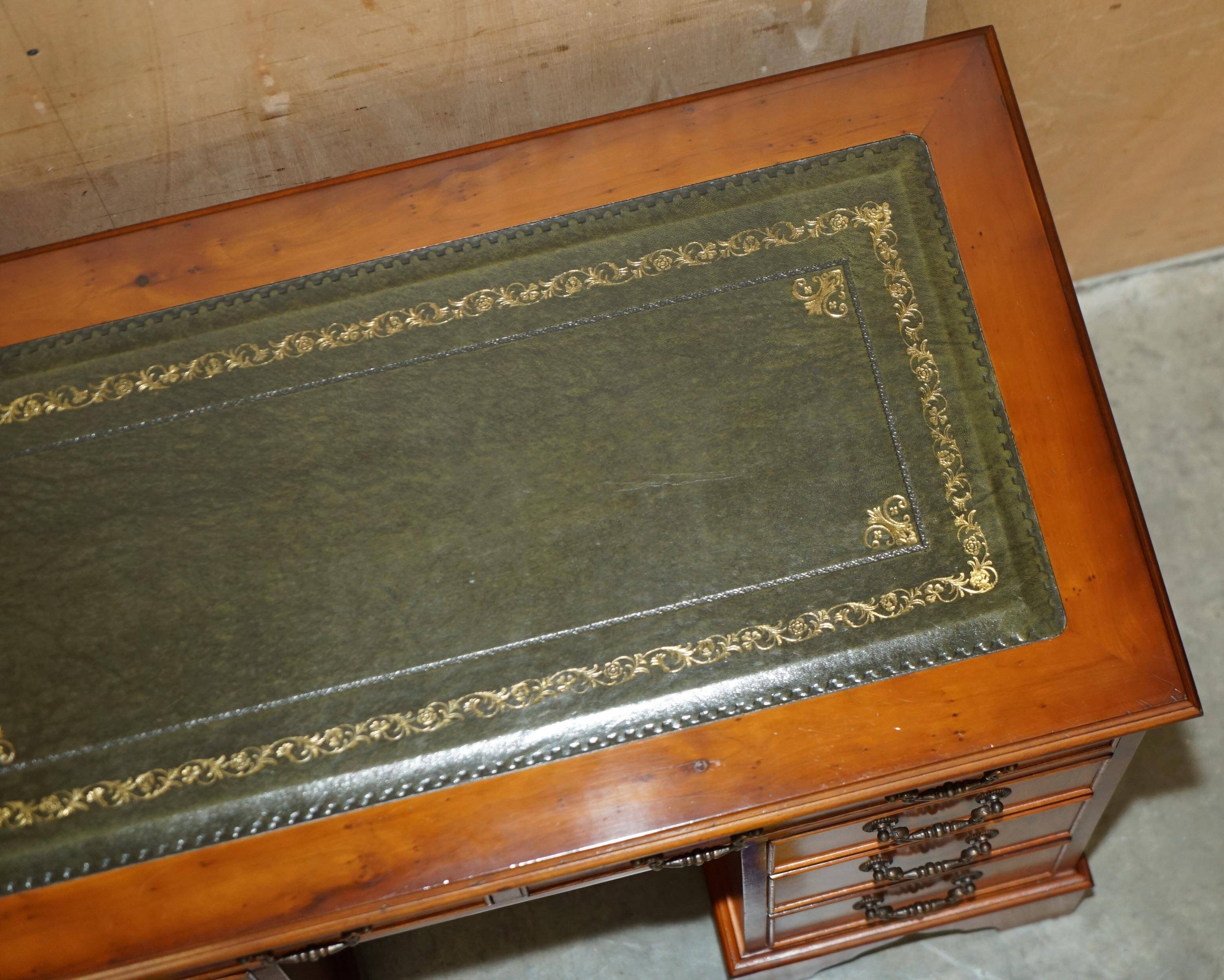 Bureau à deux caissons en bois de if frisé et cuir