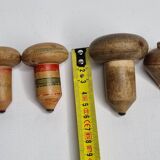 Ensemble de 4 Toupies Anciennes en Bois – Jouets Vintage Peints à la Main