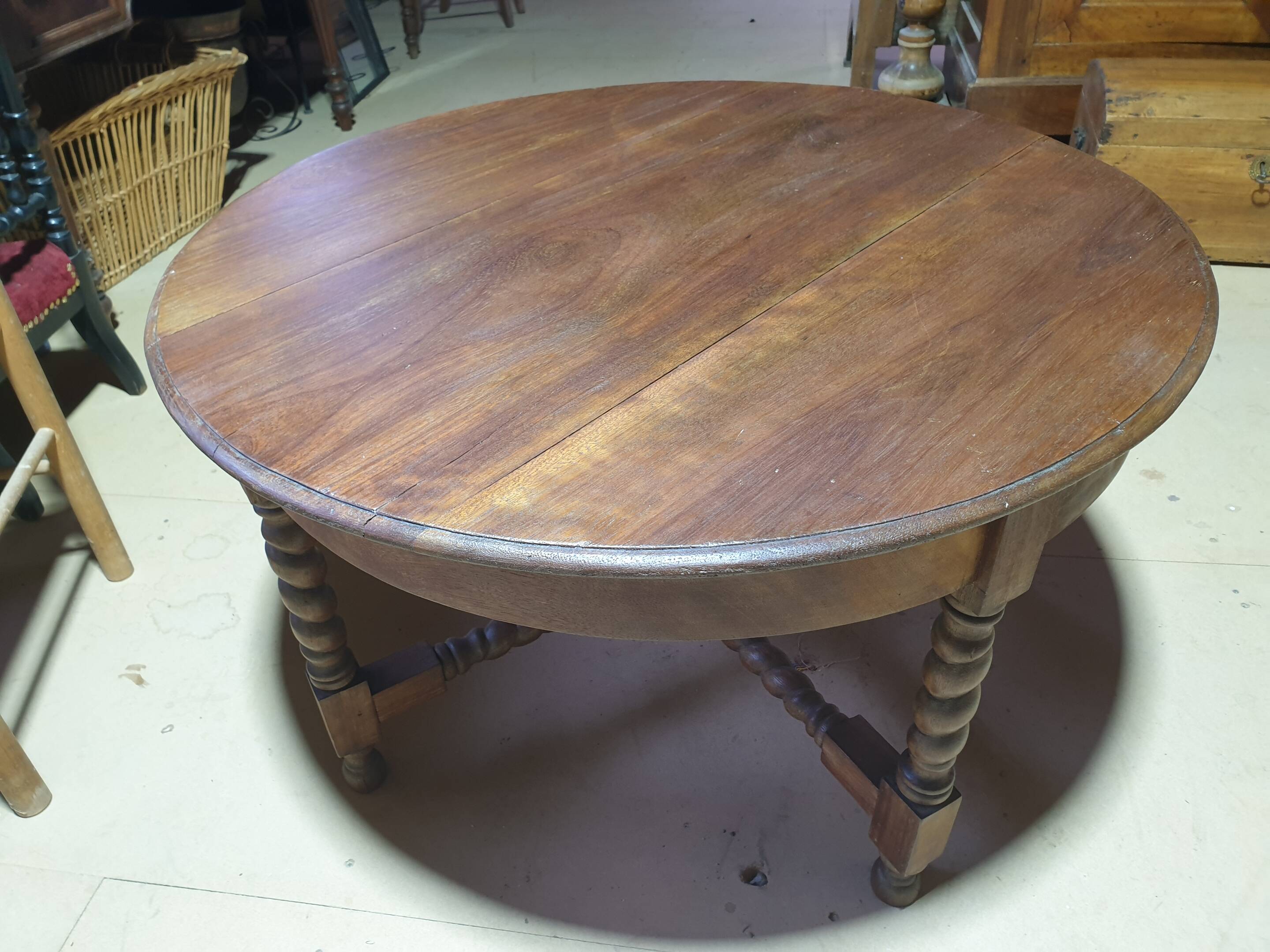 Round coffee table in elm with twisted legs - early 20th century