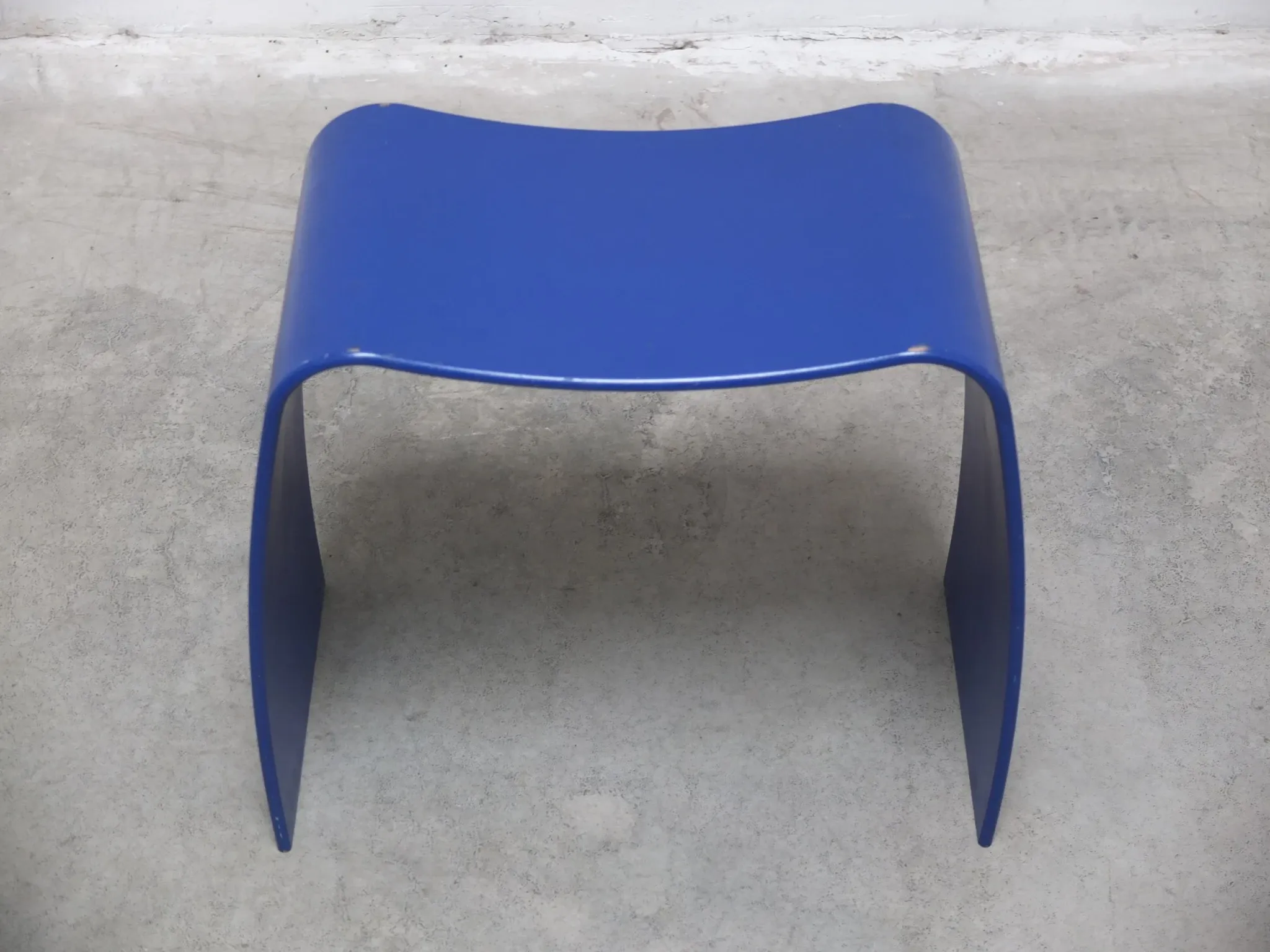 Tabouret bleu 'M' par Jørgen Møller pour Askman, années 1990.
