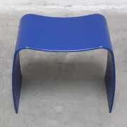 Tabouret bleu 'M' par Jørgen Møller pour Askman, années 1990.