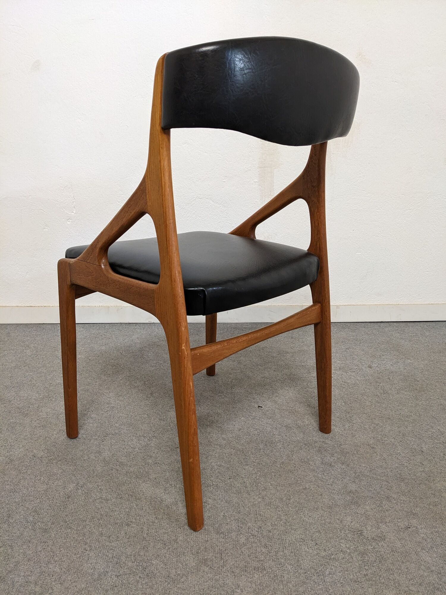 Series of 6 Scandinavian teak chairs from the 50s/60s