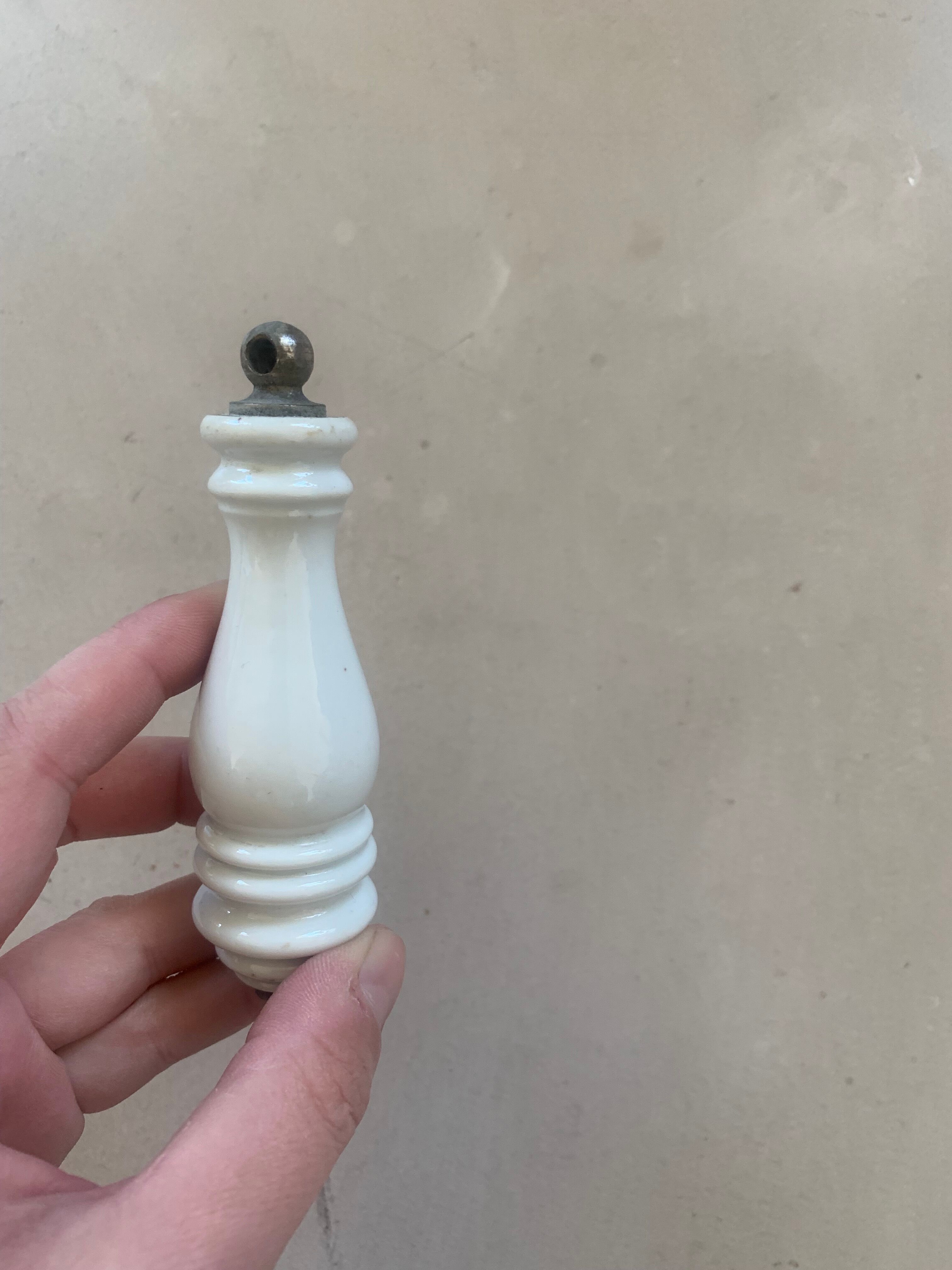 Porcelain handle for toilets